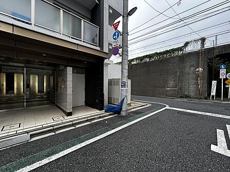 【エントランス】幅員にゆとりある前面道路。視界が広がり、確かな開放感があります。