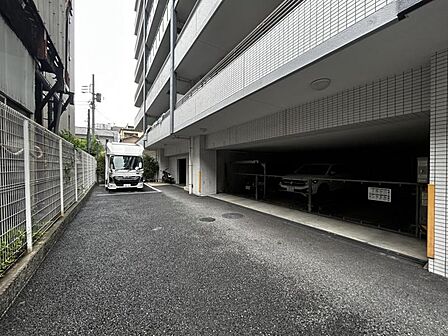 【駐車場】お車をお持ちの方に嬉しい敷地内駐車場。空き状況についてはお問い合わせください。
