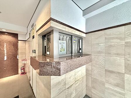 【エントランス】住まいへと続く落ち着いた導入空間。