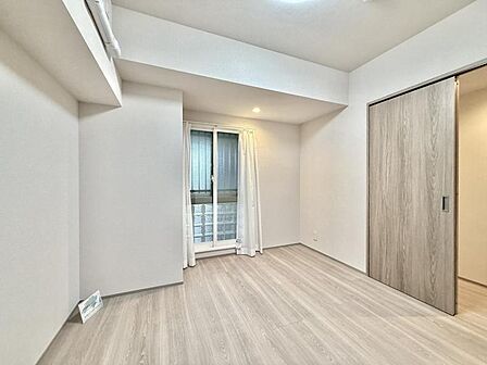 【洋室:6帖】採光が入りやすい明るい洋室です。