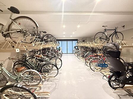 【駐輪場】建物内に整理された駐輪場があり、愛車の保管に便利。