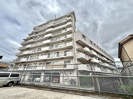 【外観】落ち着いた色合いが印象的な建物です。