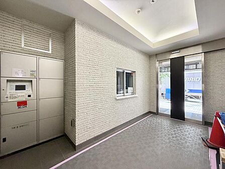 【エントランス】建物の印象を高める洗練された佇まい。