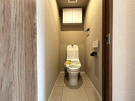 【トイレ】凹凸の少ない内装とシンプルな設計で、汚れがたまりにくく、さっと拭くだけで清潔に。