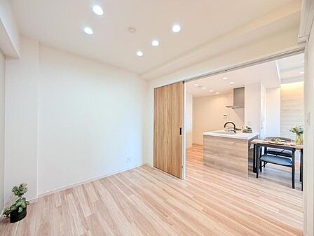 【洋室:4.3帖】 リビングから見守りのしやすい洋室はお子さまの遊び部屋にも適しています。元気に遊ぶお子さまと一緒に寛げる間取りです。