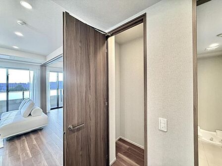 【収納】リビングにも便利な棚収納が備わり、住空間をより効率よく使えます。