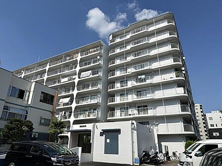【外観】周りの自然と心地よく調和する豊かな住まい。