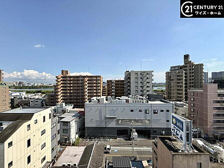 【眺望】大きな空と街並みを望む開放的な眺望。季節や時間帯によって表情を変える景色を日常の中でお楽しみいただけます。