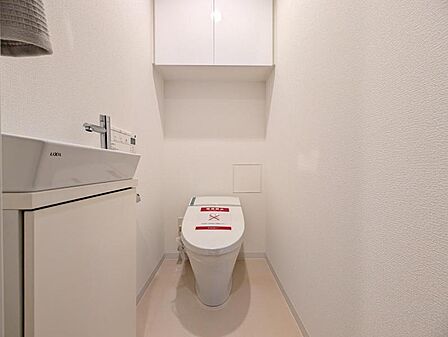 【トイレ】手洗いカウンターがあることで、トイレ空間に余白と落ち着きが生まれます。