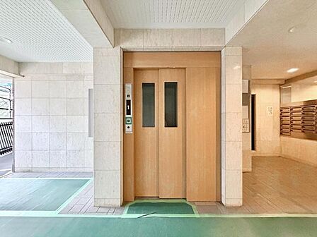 【エレベーター】 しっかりと管理が行き届いており、いつも共用部は綺麗に保たれています