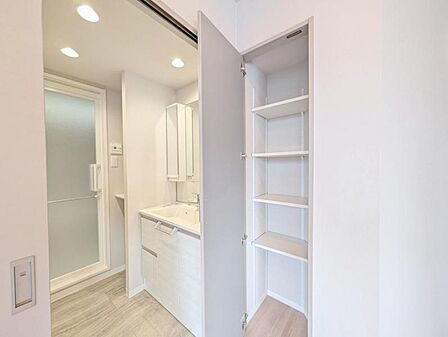 【収納】 リビングにも便利な棚収納が備わり、住空間をより効率よく使えます。