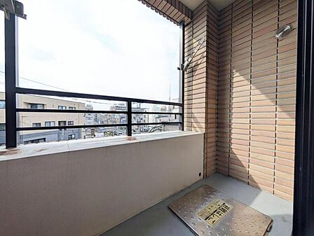 【バルコニー】 日当たりと風通しの良いバルコニー。心地よい風と眺望が癒しを与えてくれる時間。