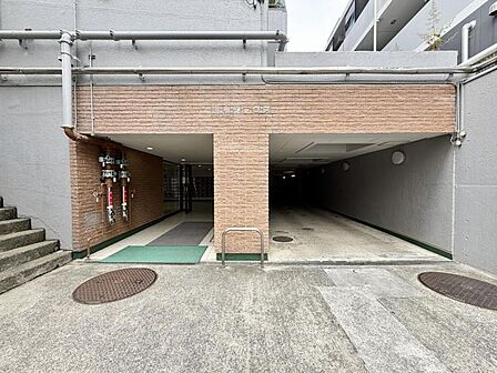【エントランス】住まいへと続く落ち着いた導入空間。