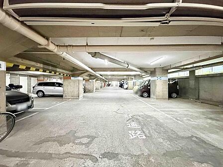 【駐車場】屋根付き駐車場で大事な愛車も安心して置いておけます。