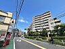 外観：【外観】周囲の街並みと調和する落ち着いた色調。