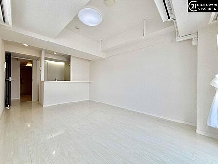 【LDK：9.0帖】ゆったりとしたリビングです。明るさと風が入る窓配置が安らげる空間を演出します。
