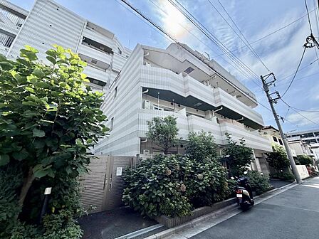 【外観】閑静な住宅街に佇む、品のあるマンション。街の空気に溶け込む、穏やかな佇まいです。