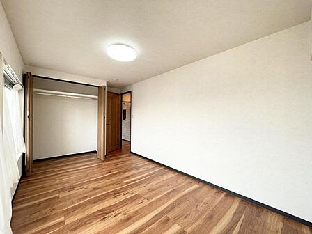 【洋室:7.5帖】採光が入りやすい明るい洋室です。