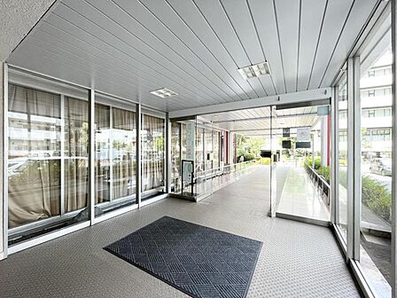 【エントランス】住まいへと続く落ち着いた導入空間。