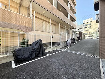 【バイク置き場】しっかりと区画分けされたバイク置き場。