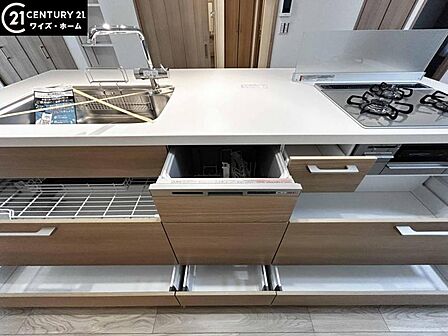 【キッチン】洗練されたアイランドキッチンが住空間の美意識を高める。開放感と上質な光が調和する、優雅で心満たされる暮らしを演出します。