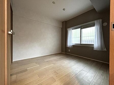 【洋室：4.5帖】プライベートなお部屋ではゆったりとした時間を過ごしたいです。落ち着いた時間が流れる住空間。