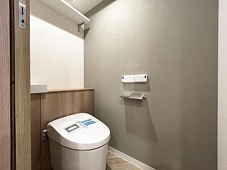 【トイレ】手洗いカウンターがあることで、トイレ空間に余白と落ち着きが生まれます。