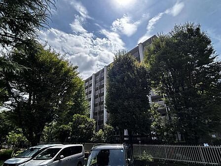 【外観】緑に囲まれた住まいです。
