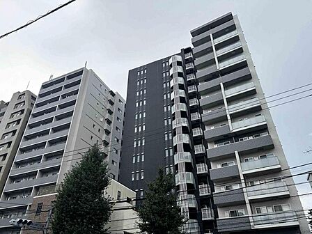 【外観】スッキリとした直線美。現代の街並みにふさわしい、スマートな外観。