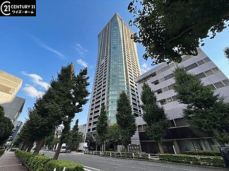 【外観】都心にそびえる洗練のタワー。街の景色を一望できる、圧倒的な開放感があります。