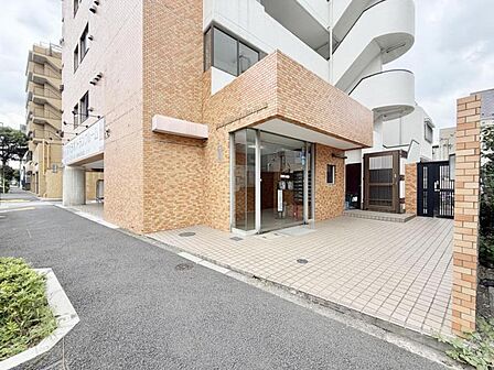 清潔感のある明るいエントランスが、毎日の帰宅を心地よく迎えてくれます。