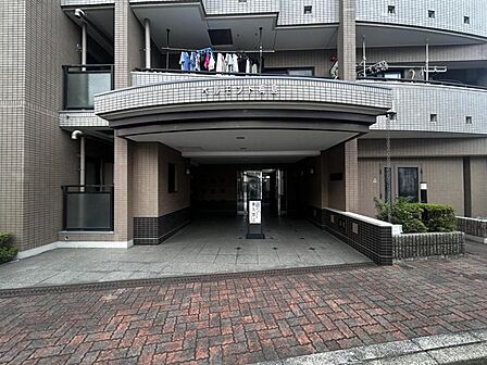 【エントランス】奥行きがあり、道路からの視線も気になりません。