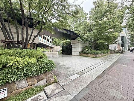 【エントランス】豊かな植栽に包まれたエントランスアプローチ。緑が導く我が家への道。