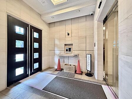 【エントランス】上質な雰囲気を纏う共用スペース。