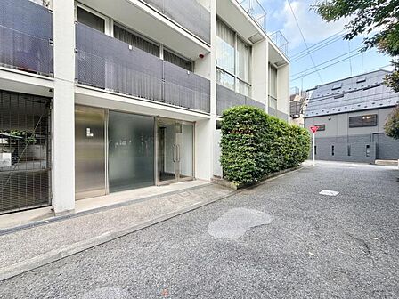 【エントランス】 しっかりと管理が行き届き開放感があり明るいマンションの顔
