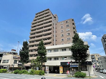 【外観】静かな住宅街に映える、端正なマンション。暮らしの舞台にふさわしい、落ち着きと品格を備えています。