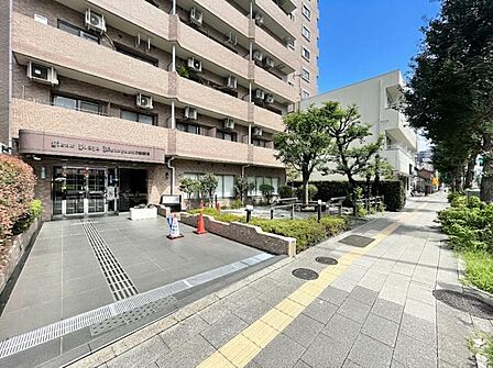 【エントランス】奥行きがあり、道路からの視線も気になりません。