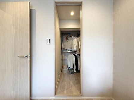 【収納】WICや収納棚が付いて、荷物が多くてもスッキリと暮らせます。