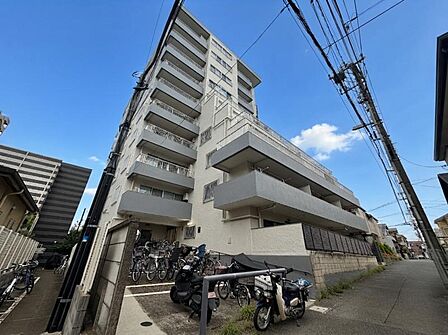 【外観】空へと伸びるシャープなライン。洗練された都市生活の象徴。