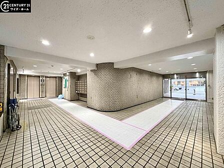 【エントランス】管理の良さが一目でわかる、清掃の行き届いた開放的なエントランス。