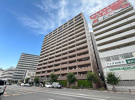【外観】 落ち着いた色合いで、周囲の街並みに馴染む外観です。