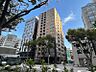 外観：【外観】周囲の街並みと調和する落ち着いた色調。上質な日常を予感させる。