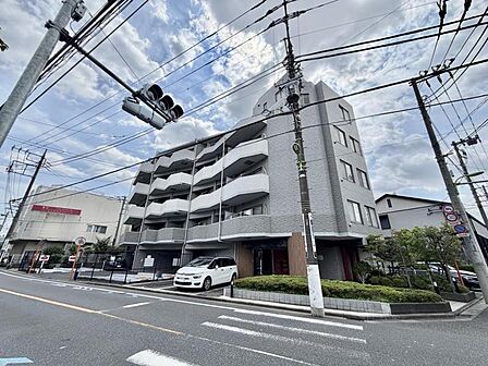 【外観】圧迫感がなく街並みに馴染む落ち着いた佇まい。