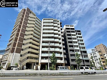 【外観】青空に映える重厚な佇まい。