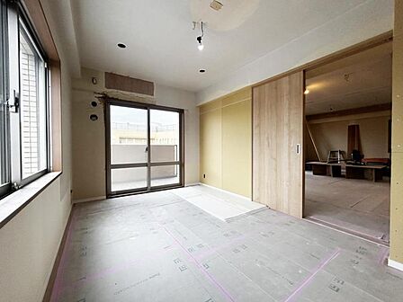 【洋室:6.8帖】シンプルな内装で家具の配置もしやすい空間です。