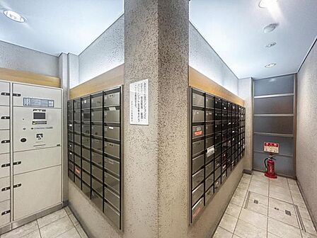 【エントランス】不在がちな方にも嬉しい宅配ボックス付きです
