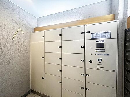 【エントランス】利便性に配慮された宅配ボックスを設置しています。