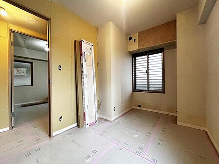 【洋室:6.8帖】ゆったりとくつろげる洋室空間です。