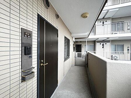 【共用廊下】管理の行き届いた清潔感のある共用スペースです。