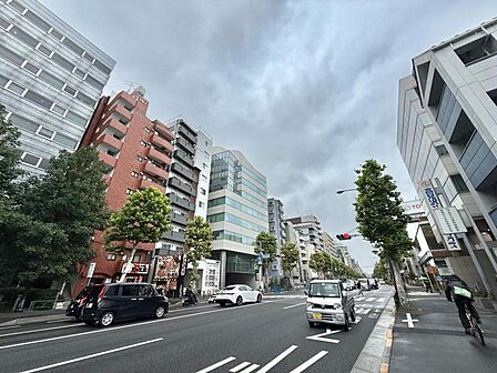 【周辺環境】駅からの帰り道も心地よいフラットなアプローチ。
